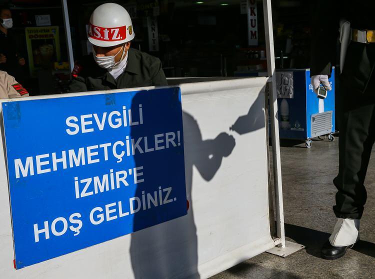 <p>Ateş ölçümü, sağlık öyküsü ve yurt dışı hikayeleri alınan acemi erlerden, sağlık durumundan şüphe edilenler, 112 Acil Servis vasıtasıyla ilgili sağlık kuruluşuna sevk ediliyor.</p>
<p> </p>