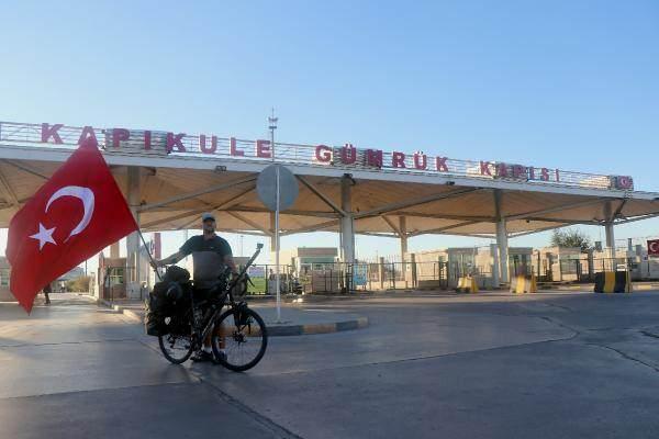 <p>'YOLCULUĞUM ÇOK MACERALIYDI'</p>

<p> </p>

<p>Recai Pak, "Yolculuğum çok maceralıydı. Almanya ve Avusturya çok benzer ülkeler, oralarda pek sıkıntı olmadı ama Slovakya, Macaristan ve Bulgaristan çok farklı ve maceralı geçti. Yolda gelirken beni gören tüm Türk vatandaşlar sürekli arabalarını durdurup bana selam verdi. Hatta kamyoncular bile durdurup selam verdi. Bol bol fotoğraf çekildik" diye konuştu.</p>
