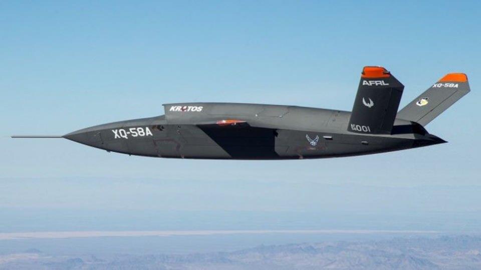 <p><strong>ABD SAVAŞ DRONE'UNU GÖRÜCÜYE ÇIKARDI</strong><br />
<br />
ABD savaş drone'u XQ-58 Valkyrie'yi görücüye çıkardı. Arizona'da test edilen drone F-35'lere destek vermesi amacı ile geliştirildi.</p>
<p>XQ-58 Valkyrie'nin 3 bin 300 kilometre uçuş menziline sahip olduğu açıklandı.</p>