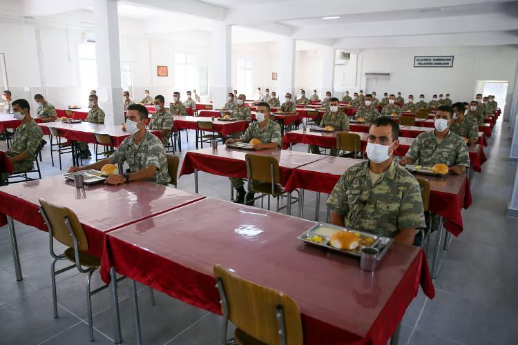 <p>İstanbul'dan gelerek birliğine teslim olan acemi erlerden Mert Nair, burada karşılaştığı önlemlerin kendisini şaşırttığını belirtti.</p>

<p> </p>
