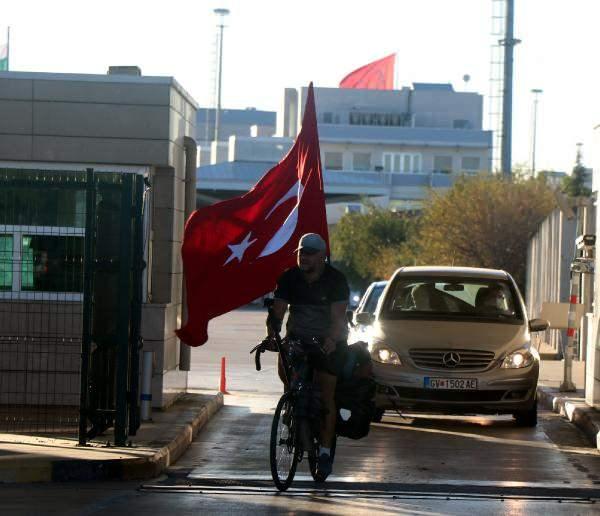 <p>'OFİSİMİ KAPATTIM, YOLA ÇIKTIM'</p>
<p>Almanya'dan başlayan yolculuğuna Slovakya, Macaristan, Sırbistan ve Bulgaristan üzerinden devam ettiğini belirten ve Türkiye'ye ulaştığı için çok mutlu olduğunu söyleyen Pak, "Avrupa'daki Türk milletinin neler yapabileceğini göstermek için yola çıktım. İşi bıraktım, ofisimi kapattım, yola çıktım. Yaklaşık 3 bin kilometre yol yaptım buraya gelene kadar. Buradan İstanbul'a gideceğim, sanırım oraya gidene kadar 3 bin 200 kilometreyi bulacak yol" dedi.</p>