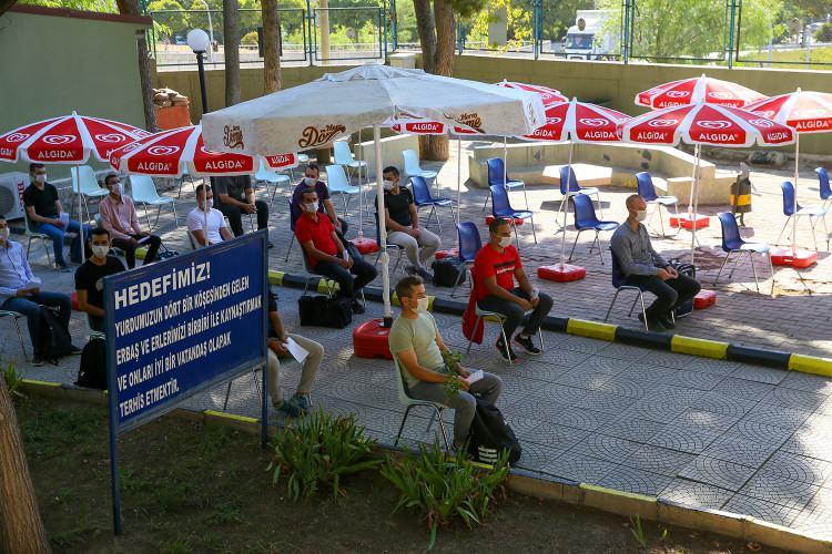 <p>Koğuşlarda ranzalar arasındaki mesafe düzenlenip ilaçlama ve dezenfeksiyon işlemleri gerçekleştirilirken, lavabo ve tuvaletler de sosyal mesafe gözetilerek birer boşluk bırakılarak kullanılıyor. Gazino ve kantinde de masalara sosyal mesafe kurallarına uyularak oturuluyor. Kantinde el dezenfektanı, kolonya ve su gibi kişisel temizlik malzemeleri sürekli bulunduruluyor.</p>
<p> </p>