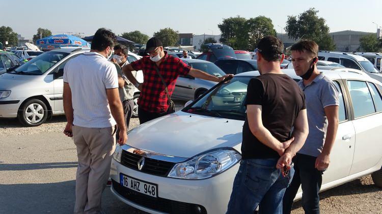 <p>Dolandırıcılar satılan Asya ve Avrupa menşeli otomobilin hem kilometre cinsinden kat ettiği mesafeyi düşürerek hem de kilometre ibaresini mile çevirerek aracı ederinden fazla fiyatlara satabiliyor. Bir mil yaklaşık 1,6 kilometreye tekabül ederken 160 bin kilometrelik araç mile çevrilirken 100 bine düşürülerek bu sayede araçtaki mesafe göstergesinde çıkan sayı daha düşük göstererek satış yapılıyor.</p>