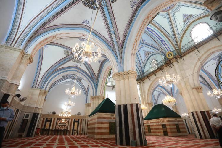 <p><strong>Cami katliamı</strong></p>

<p>İsrail'in 1967 yılından beri işgal altında tuttuğu Batı Şeria'nın El Halil kentinde bulunan cami, 25 Şubat 1994'te sabah namazını kılan Müslümanların üzerine ateş açan Baruch Goldstein adlı Yahudi fanatiğin eyleminden sonra kapatılmış ve yeniden açıldığında ise yüzde 63'ü İsrail tarafından Yahudilere, yüzde 37'lik bir alan da Müslümanlara tahsis edilmiş şekilde ikiye bölünmüştü.</p>
