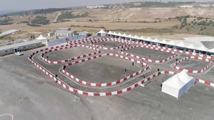 <p>Havelsan, Teknofest 2020 etkinlikleri kapsamında insansız araçlar alanındaki teknoloji geliştirme faaliyetlerini destekliyor.</p>
<p>Anadolu Ajansının (AA) "Global İletişim Ortağı" olduğu TEKNOFEST 2020, 24-27 Eylül'de Gaziantep'te düzenlenecek.</p>
<p>AA muhabirinin aldığı bilgiye göre, Türk savunma sanayisinin yazılım tabanlı çözüm merkezi HAVELSAN, yakın zamanda kurduğu Robotik ve Otonom Sistemler Grubu (ROS Grubu) ile insansız hava ve kara araçlarında (İHA/İKA) yürütmekte olduğu çalışmaları bir üst seviyeye taşıyarak özellikle sürü insansız araçlar konusunda teknoloji geliştirme çalışmalarına hızla devam ediyor.</p>