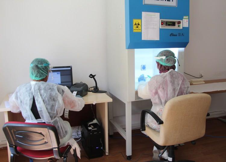 <p>Çağrı merkezindeki birinci ekip, testi pozitif çıkan hastaların yakınları ve temas ettiği kişilere telefonla ulaşıp, bir bilgi notu hazırlıyor<br />
</p>