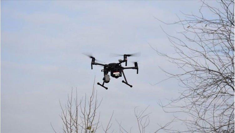 <p>ASİSGUARD Genel Müdürü Ayhan Sunar, ''Ülkemizin ilk silahlı milli drone sistemi olma özelliği taşıyan Songar, hedef bölgenin tespitinden tehdidi etkisiz hale getirmeye, operasyon sonrası hasar belirlenmesinden gerçek zamanlı görüntü aktarımına kadar kritik birçok görevi icra edebiliyor. Tekli veya çoklu drone sistemiyle eş zamanlı görev yapabilen Songar'ın güvenlik operasyonlarında önemli görevler üstleneceğine inanıyoruz. Yerli sanayimizi yenilikçi milli teknolojilerle ileri taşımaya odaklanarak yatırımlarımıza devam ederken, Songar'a yeni gelişmiş özellikler kazandırmak üzere de çalışmalarımızı sürdüreceğiz'' dedi.</p>

<p> </p>
