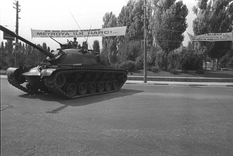 <p>Kültür ve sanat hayatının da hedef alındığı bu dönemde, yaklaşık bin film yine sakıncalı bulunduğu için yasaklandı, 4 bine yakın öğretmen ve yüzlerce üniversite görevlisinin işine son verildi. Onlarca gazeteci için de binlerce yıla varan hapis cezaları istendi. <br />
<br />
<em>FOTOĞRAF: 12 Eylül 1980 sabahı sokağa çıkma yasağı ilan edildi.</em></p>
<p> </p>