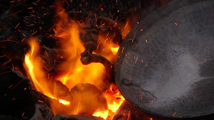 <p>Kura Nehri kıyısında bulunan Lezzet-i Kür Restorandın bahçesinde tezgah açan Recep Tokgöz, müşterilerinin getirdiği bakır tencere, tava ve sahanları kontrol ederek tamir olması gerekenleri ayırarak, daha sonra çekiçle düzelttiği bakır eşyaları temizleyerek kalaylama işlemini gerçekleştiriyor.<br />
</p>