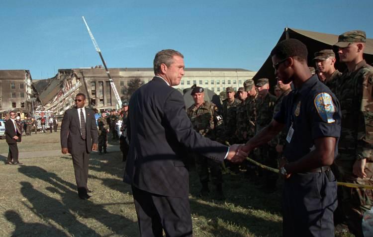 <p>ABD Başkanı George Bush, 11 Eylül terör saldırının olduğu Pentagon'u ziyaret etti. </p>

<p> </p>
