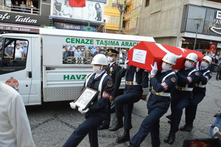 <p>Havza Devlet Hastanesi morgundan alınan şehit Top'un cenazesi, Karşıyaka Mahallesi'ndeki babaevinde helallik alınmasının ardındın Kevser Camisi'ne getirildi.<br />
<br />
 </p>
