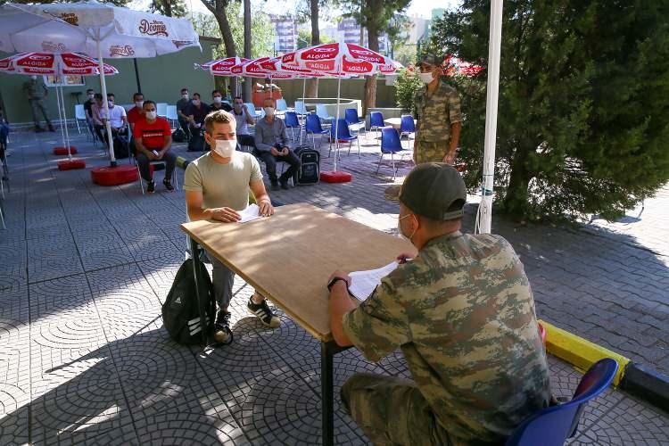 <p><strong> Koronavirüs tedbirleri üst seviyede</strong></p>
<p>Anadolu Ajansı (AA) ekibi, 57. Topçu Tugay Komutanlığına bağlı birliklerde askerlerin otogarlarda karşılanması, kışlaya getirilmesi ve kayıt kabulü, muayene işlemleri, çeşitli spor ve eğitim faaliyetleri ile kışlada salgına karşı alınan önlemleri görüntüledi.</p>