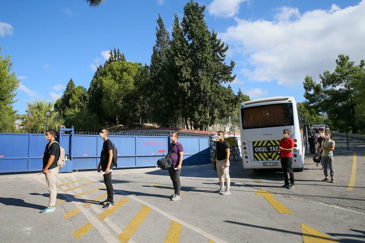 <p>Komutanlık nizamiyesine getirilen acemi erlerin burada çantaları dezenfekte ediliyor, tekrar ateş ölçümü, sağlık öyküsü ve yurt dışı hikayesi alınıyor. Herhangi bir sağlık problemi tespit edilmeyenler nizamiyeden Kayıt Kabul Merkezine gönderiliyor.</p>