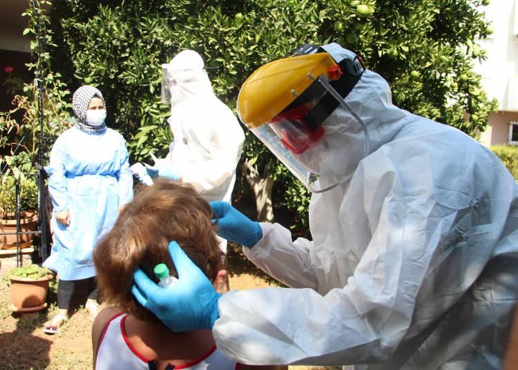 <p>Antalya İl Sağlık Müdürlüğü bünyesinde 8 sağlık personeli ile oluşturulan, çağrı merkezi pandemi sürecinde 7 gün 24 saat aralıksız hizmet veriyor. Merkez günde bin 500 çağrıya cevap verirken, pandeminin akıncı beyleri olarak bilinen ve 276 kişiden oluşan filyasyon ekibi, sıcak hava ve zorlu şartlara rağmen ev ev dolaşıp görevlerini yapıyor, ilk teması kurup kontrola süğlıyor.</p>