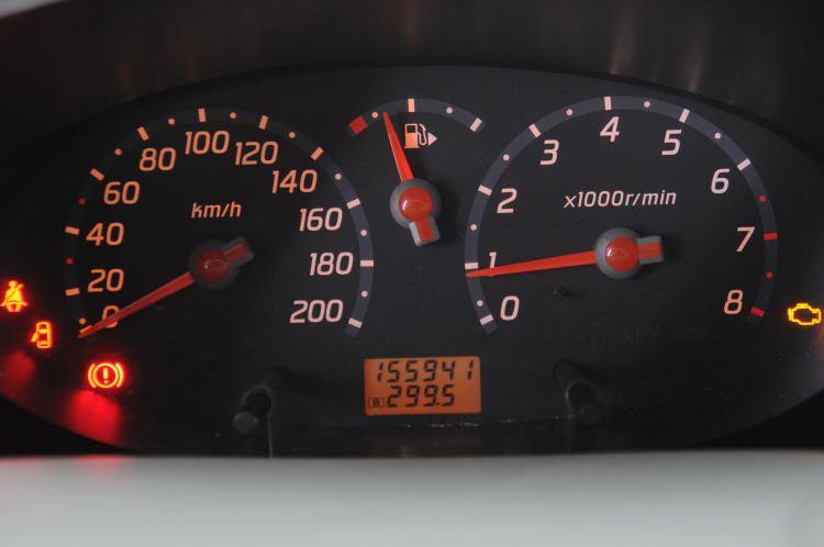 <p><strong>Örneğin bir mil 1.6 kilometre olduğu için 160 bin kilometredeki bir aracı düşünürsek mile çevirdiğimiz zaman ekrandaki rakamlar 100 bine düşmüş olarak görünür. Bundan dolayı mağdur olan insanlar var, sonrasında dava açanlarda oluyor. Sanayide kilometre düşüren yerler var, kilometreyi geri alıyorlar tabi bizim kendi iş yerimizde bununla ilgili bir cihaz aldık bu cihaz arabaya bağladığımız zaman toplam kat ettiği mesafeyi gösteriyor. Burada da birçok vaka yaşadık araç 200 binde gözüküyor cihazı bağladığımız zaman 270 binlerde çıkıyor. Satıcı aracını daha yüksek fiyata satabilmek için kilometresini düşürüyor.</strong></p>