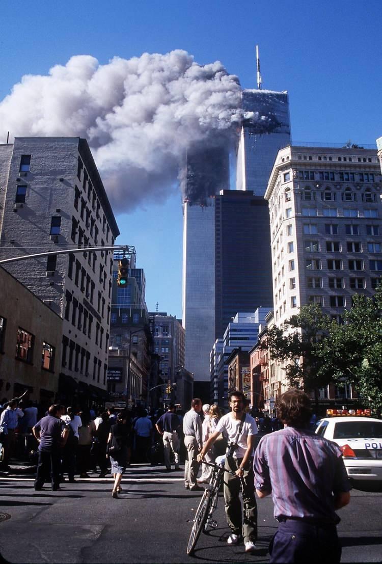 <p>Kaçırılan dördüncü uçak da San Francisco'ya gitmek üzere New Jersey'den kalkan United Airlines'ın 93 sefer sayılı uçuşu oldu. Bu uçak kalkıştan kısa bir süre sonra Pennsylvania eyaletinde boş bir araziye düştü.</p>
<p> </p>