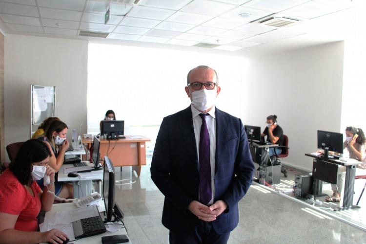 <p>"Temaslıysanız izolasyonda kalın"</p>
<p>“Lütfen temaslıysanız izolasyonda kalın” uyarısında bulunan Ünal Hülür,“Herhangi semptom, soru olduğunda da çağrı merkezimize ulaşın. Hem pozitif vakalara, hem de temaslılara uzun mesaj atıyoruz. Numaralar ulaştırıyoruz. Temaslı insanların sokakta, markette orada burada bulunmaması gerekiyor. Ev içinde dolaşması gerekiyorlarsa maskeli olarak dolaşmaları gerekiyor. Pandemide bulaşımı engellemek önemli bir konu. Maske, mesafe, izolasyon ve el hijyenine dikkat edeceğiz.” ifadelerine yer verdi.</p>