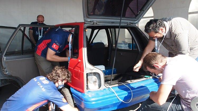 <p>HAVELSAN, bu yıl Gaziantep'in ev sahipliğinde gerçekleştirilecek TEKNOFEST 2020'de önceki yıl olduğu gibi Sürü İHA Simülasyon Yarışması'nın yürütücülüğünü yapacak. ROS Grubu da tüm takımlara yönelik eğitimler düzenleyerek yakın destek verecek. </p>
<p>HAVELSAN, Sürü İHA Simülasyon Yarışması'ndan kullanılmak üzere hazırladığı simülasyon yazılımını yarışmacı takımlarla paylaştı. Yazılımda bir deprem senaryosu canlandırılırken, bu senaryoda, hastanelere taşınmayı bekleyen kazazedeler, zarar görmüş iletişim ve haberleşme altyapısı ile bu altyapının İHA'lar tarafından yeniden işler hale getirilmesi, çoklu İHA'larla bölgede arama tarama faaliyeti yürütülmesi, İHA'ların ortak düzen oluşturarak hareket edebilmeleri gibi birçok unsura yer verildi.</p>