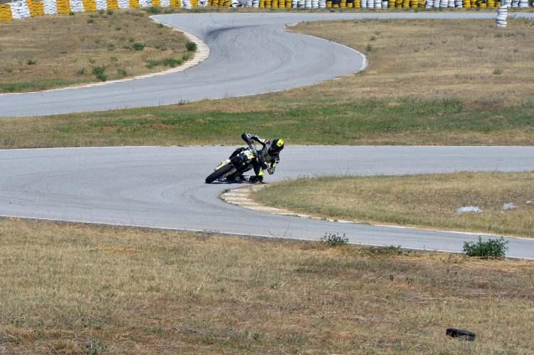 <p>Pak, "O olmasaydı motosiklet benim için hayal olurdu. Bizi buralara getiren, bu kadar emek verip yarıştıran Kenan Sofuoğlu'dur. Özellikle yurt dışında Kenan Sofuoğlu çok büyük bir imaj. Takımlar onun ismini duyduğunda her şey değişiyor. Birden sizinle ilgilenmeye başlıyorlar. O yüzden Kenan ağabey hepimiz için çok önemli. Aynı zamanda çok büyük bir idol. 5 kez dünya şampiyonu olmuş birinin yanında olmak gurur verici." diye konuştu. </p>

<p> </p>
