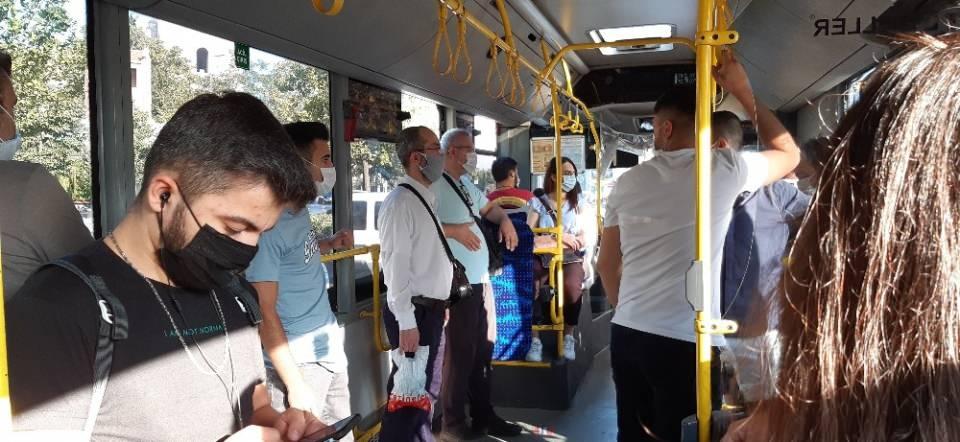 <p>Cumhurbaşkanı Recep Tayyip Erdoğan'ın toplu taşımada ayakta yolcu alınmayacağını açıkladı. İstanbul'da sabah saatlerinde otobüs ve minibüslerde vatandaşların ayakta ve sosyal mesafe kuralına uymaksızın yolculuk ettiği görüldü.</p>
