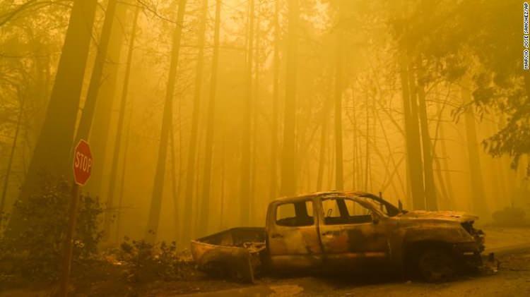 <p>ABD’nin Kaliforniya eyaletindeki orman yangını, Sierra Ulusal Ormanı Shaver ve Huntington göllerinin yakınında hızla yayıldı. San Jose’den Las Vegas’a giden uçaktaki bir yolcu, yangının oluşturduğu mantara benzeyen dumanın fotoğrafını paylaştı.</p>
