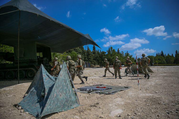 <p>Tüm tesis ve binalara bununla ile ilgili afişler asılmıştır. Eğitimler dahil her faaliyetimiz sosyal mesafe kuralı dikkate alınarak icra edilmektedir. Acemi eğitimi için kışlamıza katılış yapan her Mehmetçiğin de girişte ateşi kontrol edilmekte uygulanan anket ile son 15 gün içerisinde herhangi bir Kovid-19 belirtisi gösterip göstermediği tespit edilmektedir.</p>