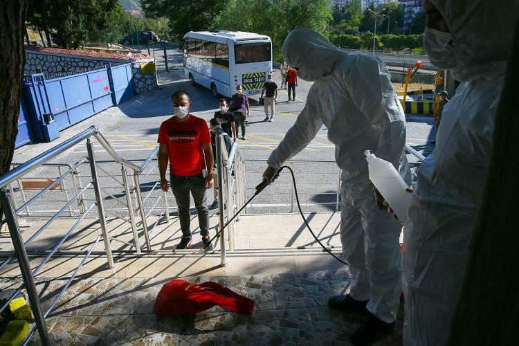 <p>Merkezde, acemi erler arasında en az 2 metre olacak şekilde sosyal mesafe korunarak kayıt işlemlerine başlanıyor. Erlere, son muayenelerinin ardından "Koronovirüse Karşı Alınacak Tedbirler İstasyonu"nda rütbeli personel tarafından bilgilendirme yapılıyor ve kamuflajları teslim edilen acemi erler koronavirüs önlemleri altında eğitim ve diğer faaliyetler için kolları sıvıyor.</p>
<p> </p>