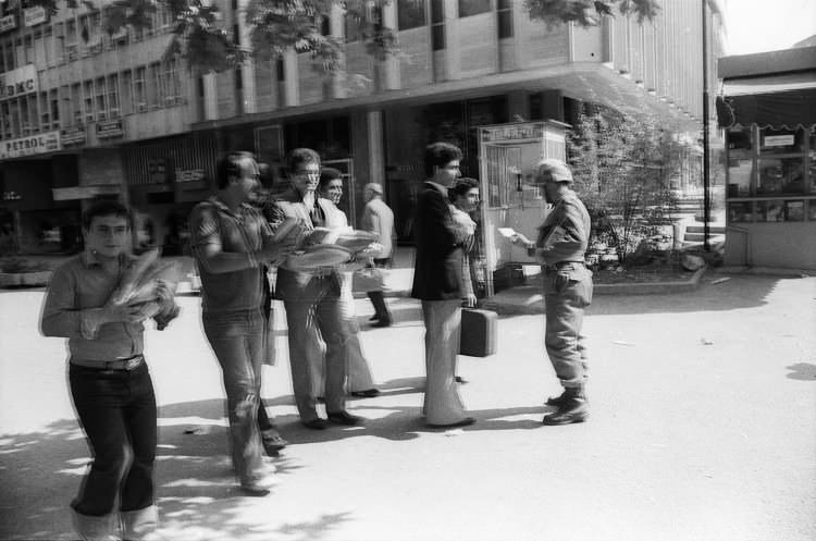<p>Emir-komuta zinciri içinde gerçekleştirilen bu darbe, 27 Mayıs 1960 darbesi ve 12 Mart 1971 muhtırasının ardından silahlı kuvvetlerin yönetime üçüncü kez açık müdahalesi olarak tarihteki yerini aldı. <br />
<br />
<em>FOTOĞRAF: 12 Eylül 1980 sabahı temel ihtiyaçlarını karşılamak isteyen vatandaşlar fırınların önünde uzun kuyruklar oluşturdu. </em></p>
<p> </p>