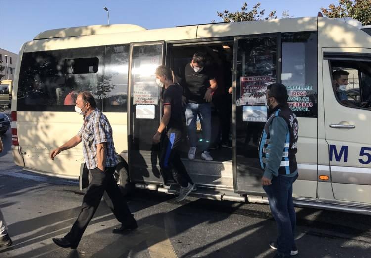 <p><strong>METROBÜS VE OTOBÜSTE ÜÇTE BİR KURALI</strong></p>

<p>Metrobüsler ve koltuk kapasiteleri seyreltilmiş/kaldırılmış otobüsler gibi ayakta yolcu taşıma ağırlıklı toplu ulaşım araçlarında; oturan yolcu sayısı kadar (karşılıklı dörtlü koltuklarda iki koltuğu kullanılmadan ve karşılıklı yüz yüze gelmeden çapraz oturma düzeniyle) ve ayakta yolcu kapasitesinin üçte birine kadar yolcu alınacak.</p>

