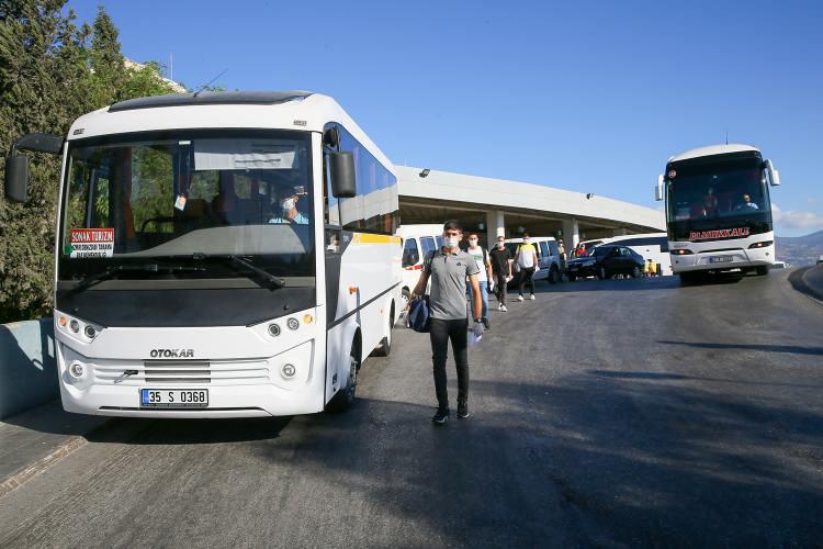 <p> Sağlık kontrolünden geçen erler ise sosyal mesafe kurallarına uygun şekilde kalabalığa karışmadan kendileri için tahsis edilen minibüslerle bindiriliyor. </p>
