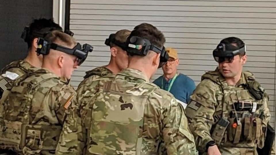 <p><strong>ABD ASKERLERİ HOLOLENS 2'Yİ TEST ETMEYE BAŞLADI</strong><br />
<br />
ABD merkezli teknoloji devi Microsoft'un geliştirdiği HoloLens 2'nin ABD ordusu için geliştirilmiş versiyonlarının ilk sürümleri orduya ulaştı ve eğitimlerde kullanılmaya başladı.</p>