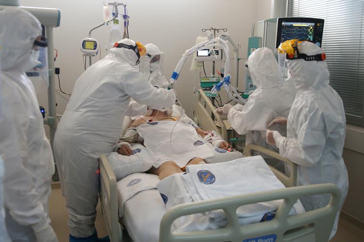 <p><strong>"Bu bir ekip işi"</strong></p>

<p>Prof. Dr. Murat Yılmaz, AA muhabirine yaptığı açıklamada, hastaların tedavisinin bir ekip işi olduğunu, en az 6-7 kişinin aynı anda hastayla ilgilendiğini söyledi.</p>

<p>Günde defalarca kıyafetlerini değiştirmek zorunda kaldıklarını anlatan Yılmaz, "Hastanın bakımını da altının temizliğini de personelimiz yapıyor. Kalabalık bir ekibiz. Sadece doktorla hemşireyle olacak bir şey değil, bu ekip işi. Odadan çıktığımızda hamamdan çıkmış gibi oluyoruz." dedi.</p>

