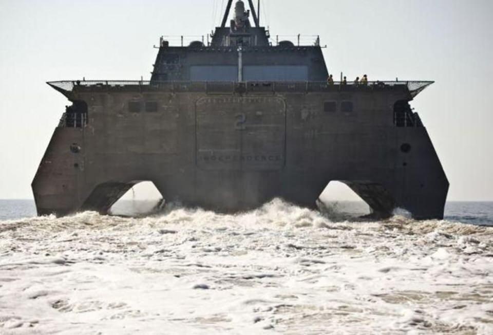 <p><strong>USS INDEPENDENCE</strong><br />
<br />
Oldukça geniş bir alana sahip olan gemi, 2 Seahawk helikopteri ve insansız hava araçları taşıyabiliyor.</p>
