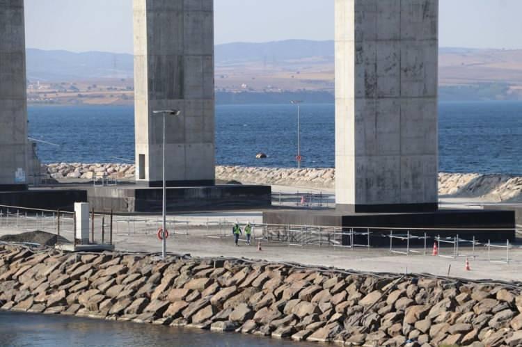 <p>318 metrelik yüksekliğiyle 18 Mart Çanakkale Deniz Zaferi'ni simgeleyecek kulelerin üst kısmı da Seyit Onbaşı'nın Çanakkale Savaşları'nda namluya sürdüğü top mermisini temsil edecek şekilde olacak. Köprünün 770'er metre yan açıklıklar ile birlikte toplam 3 bin 563 metre uzunluğunda olması planlanırken, 365 ve 680 metrelik yaklaşım viyadükleri ile toplam geçiş uzunluğu ise 4 bin 608 metre olacak. 2x3 trafik şeritli olacak köprünün, yaklaşık 45,06 metre genişlikte olması öngörülüyor. Köprü tabliyesinin her iki tarafında bakım onarım amacıyla kullanılacak yürüme yolları olacak.</p>
<p> </p>