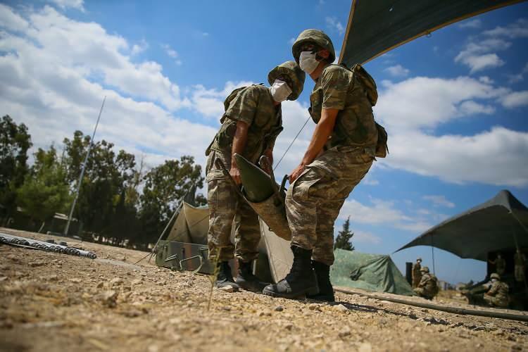 <p>Harekat ve Eğitim Kısım Amiri Topçu Yarbay Abdullah Demirdağ, Türkiye'de vakaların görülmeye başladığı andan itibaren TSK'nin tamamında olduğu gibi kışlalarında da gerekli tedbirlerin tavizsiz uygulanmaya başladığını söyledi.</p>
<p> </p>