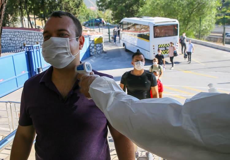 <p>Askerler, eğitimlerinin tamamlanmasının ardından Kovid-19 nedeniyle geçmiştekinden farklı olarak aileleri olmadan "yemin töreni" ile "usta er" olup, dağıtımlarının yapıldığı birliklere hazır olarak gönderilmenin gururunu yaşıyor.</p>
<p> </p>