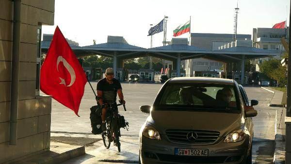 <p>Köln’de, kendi şirketinde inşaat mühendisliği yapan Recai Pak, ofisini kapatıp 31 Temmuz'da bisikletle Türkiye yolculuğuna başladı. 4 yıl önce ayağı 13 yerden kırılan ve uzun bir tedavi süreci sonunda tekrar sağlığına kavuşan Pak, 42 gün boyunca pedal çevirerek dün Kapıkule Sınır Kapısı’ndan yurda giriş yaptı. Anavatana ulaşır ulaşmaz toprağı öpen Pak, yaklaşık 3 bin kilometrelik yolculuğunu ise eş zamanlı sosyal medya hesabından takipçileriyle paylaştı.<br />
</p>