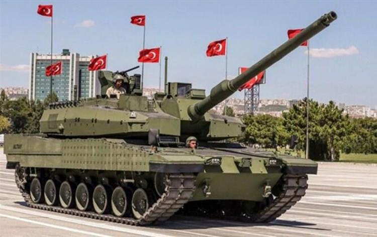 <p>Savunma Sanayii Araştırmacısı Anıl Şahin, M-60T tanklarını İsrail’in modernize ettiğini hatırlatarak, “Birkaç sene önce tank modernize ettiren bir ülkeyken, şimdi kendi tankımızı modernize edebilecek bir konuma geldik. Ayrıca, mutlaka küresel çapta bu pazara da ihracatçı olarak giriş yapacağız. Bundan sonra dışarıdan ERA, Add-On veya RPG Ağı gibi zırh sistemleri tedarik etmeyiz. Sadece ithalattan kurtulan bir ülke olmayacak, kendi zırhlarını dünyaya ihraç eden bir noktaya da ulaşacağız” dedi.</p>

<p> </p>
