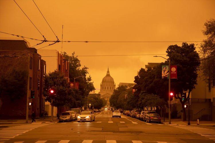 <p>Yangınlar San Francisco kentinde gökyüzünün rengini değiştirdi.</p>
