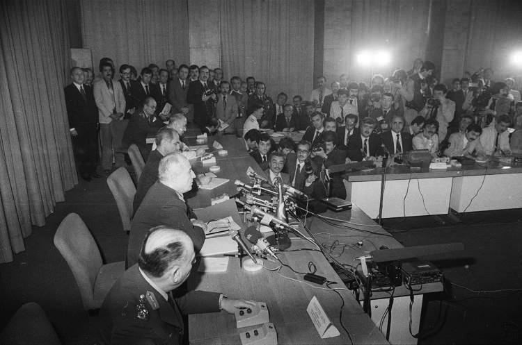 <p>MGK Başkanı ve Genelkurmay Başkanı Orgeneral Kenan Evren, basına ilk açıklamasını 12 Eylül 1980'de TBMM'de yaptı. </p>