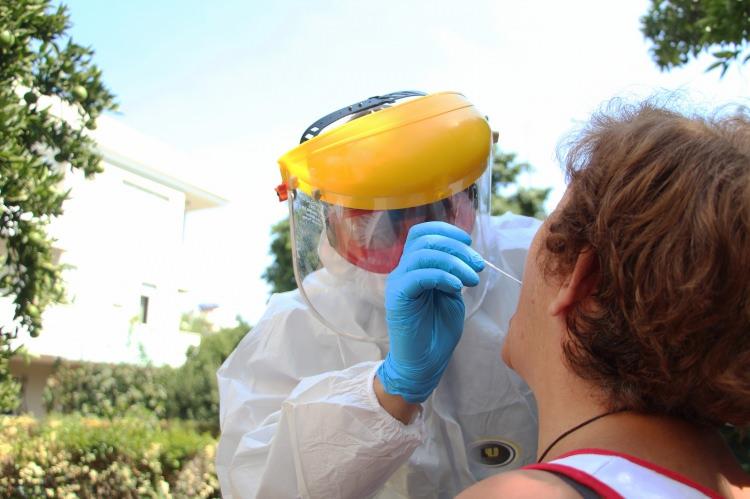 <p>Tüm dünyayı etkisi altına alan yeni tip Korona virüs(Kovid-19) pandemisiyle mücadelede turizm kenti Antalya, fedakar sağlık çalışanlarının en önde görev yapmasıyla başarılı bir süreç yürütüyor. Farklı ülkelerin yanında, çeşitli illerden de turist alan Antalya’nın 5 milyona yaklaşan nüfusunda vaka sayısının yönetilebilir durumda olduğuna dikkat çekildi.<br />
</p>