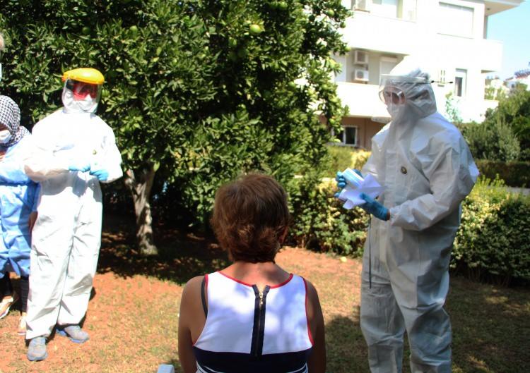 <p>Günlük 1500 görüşme, 276 kişilik filyasyon ekibiyle takip ediliyor<br />
Pandeminin başından bu yana çalışmaları yürütücüsü Antalya İl Sağlık Müdürlüğü, Kovid-19 salgınında hem vaka sayısını hem de hastane yükünü azaltmak ve temaslıları tespit etmek için 276 filyasyon ekibi kuruldu. Ayrıca müdürlük bünyesinde korona virüs öncesi bulaşıcı hastalıklarla ilgili kurulan birim, hemen çağrı merkezine dönüştürüldü.</p>
