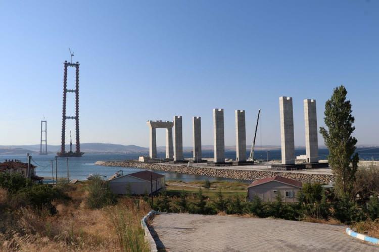 <p>Şu anda ise, Lapseki yakasında bulunan 680 metre uzunluğundaki yaklaşım viyadüğü üzerine, köprü gidiş-geliş yolu için her biri yaklaşık 30 metre uzunluğunda, 17 metre genişliğinde ve 4,5 metre yüksekliğinde toplam 42 parça tabliyenin imalatı devam ediyor. Tamamlanan her yeni tabliye, önündeki diğer tabliye parçalarını itme, sürme yöntemiyle viyadüğün denizle kavuştuğu yere kadar ulaştırmış olacak. Lapseki yakasındaki yaklaşım viyadüğünde, kasım ayına kadar tabliyeler denizdeki köprü destek ayağına ulaşmış olacak. Gelibolu yakasında ise, aynı çalışmaya aralık ayında başlanması planlanıyor.</p>
<p> </p>