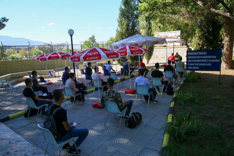 <p>Bu süreçte komutanlıktaki koğuşlar, dinlenme tesisleri, yemekhane, çamaşırhane ve nizamiyede Kovid-19'a karşı önlemler alındı. Koronavirüs önlemleri eğitim faaliyetleri sırasında da üst düzeye çıkarılıyor.</p>
<p> </p>