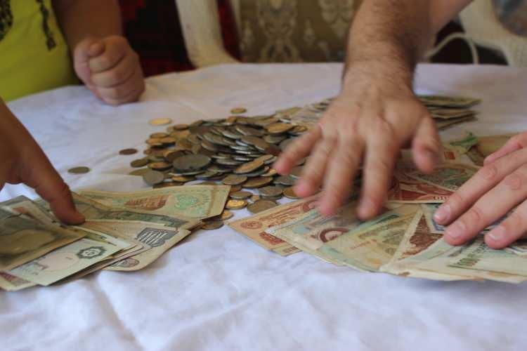 <p>Düzce’de 60 yıl önce para koleksiyonunu başlatan Serhat Gür, hayatını kaybedince koleksiyonunu oğluna miras olarak bırakarak, koleksiyonun gelenek olarak devam etmesini istedi. 50 farklı ülkenin tedavülden kalkan paralarının yer aldığı para koleksiyonu 3. kuşakta yaşatılmaya devam ediyor. Deresinin koleksiyonuna gözü gibi bakan Yeni Taşköprü Köyü Muhtarı Hüseyin Gür, "Maddi değiri vardır ama benim için manevi değeri daha büyük" dedi.</p>
