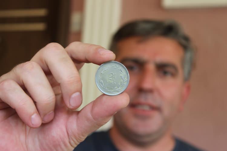 <p>Düzce’nin Yeni Taşköprü köyünde yıllar önce Serhat Gür, para koleksiyonu oluşturmaya başladı. Farklı farklı ülkelerin paralarını biriktirerek koleksiyonunu güçlendiren Gür, hayatını kaybedince oğluna miras olarak koleksiyonu bıraktı ve koleksiyonun gelenek olarak devam etmesini istedi.</p>