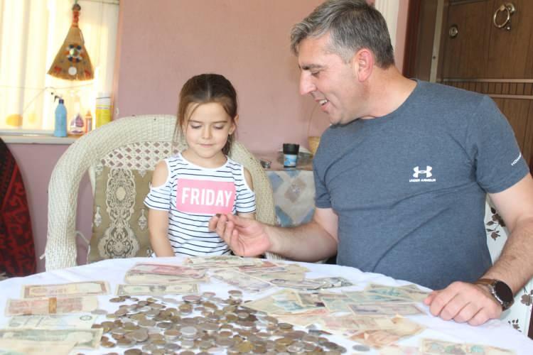 <p>Ben devam ettirmeye başladım. Yaklaşık 50 ülkenin parası var. O ülkelerin tedavülden kalkan paraları da var, hala kullanılan paraları da var. Bizim Türk liralarının tedavülden kalkan paraları var.</p>