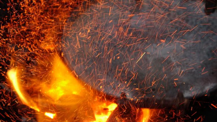 <p>Türkiye'de illerin tamamına gidip kap kalaylama işlemini yerinde yapmaya çalışan 43 yaşındaki kalaycı ustası Tokgöz, Ardahan'da da açık havada tezgahını kurdu.<br />
</p>