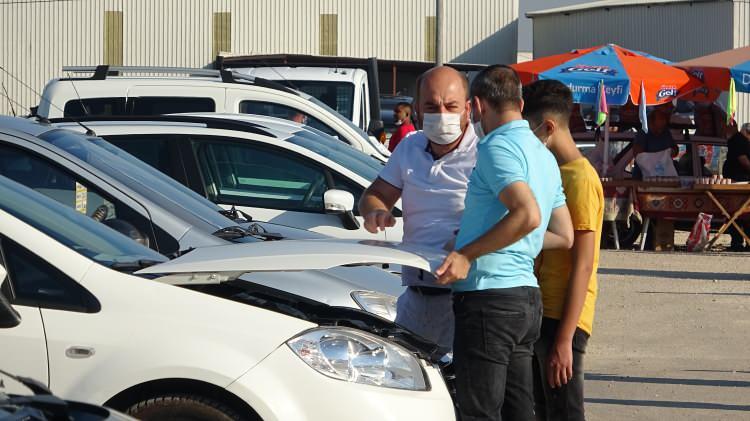 <p><span style="color:#FF8C00"><strong>DÜŞÜK KİLOMETRELİ ARAÇLAR VATANDAŞA CAZİP GELİYOR</strong></span></p>

<p>Oto galerici Mesut Eren ikinci el araçta kilometre düşürünce aracın daha cazip hale geldiğini kaydederek, bu tür dolandırıcıların savcılığa şikayet edilmesi gerektiğini vurguladı. Eren, <strong>''İkinci el araçta kilometre düşürünce araç daha cazip oluyor, daha az yıpranmış olarak görünüyor piyasada. Çok fazla kilometre yapan araçlar hırpalanmış araçlar diye tabir ediliyor ki gerçekten de öyle ama kilometreye çok aldanmamak lazım önemli olan arabanın yürüyen aksamıdır, şanzıman mekanik kısımlarıdır. </strong></p>
