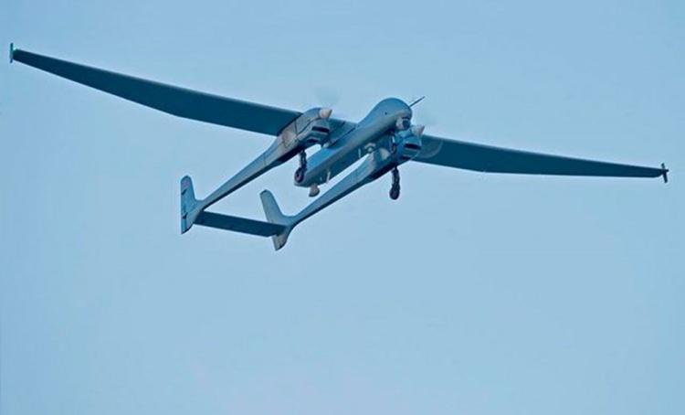<p><strong>AKSUNGUR GÖKYÜZÜ İLE BULUŞTU</strong><br />
<br />
4 saatin üzerinde gerçekleşen ilk uçuşta otopilot ve otomatik iniş sistemine yönelik ayarlamalar yapıldı.İlk iniş otomatik olarak gerçekleştirildi. </p>
<p>ANKA ile ortak Aviyonik Mimarı ve Yer Sistemlerini kullanan ANKA-AKSUNGUR’un üretimi 18 Ocak 2019’da tamamlanarak hangardan çıkışı gerçekleştirilmişti. 750 kilogram faydalı yük taşıma kapasitesine sahip ANKA-AKSUNGUR’un, 40 bin feet irtifada 24 saat görev yapması hedeflendi.AKSUNGUR, çok çeşitli yükleri aynı anda taşıyabilme kapasitesine sahip platform ile Türksat uydusu üzerinden haberleşme ile menzil sınırı olmadan harekat icra edilebilecek.</p>